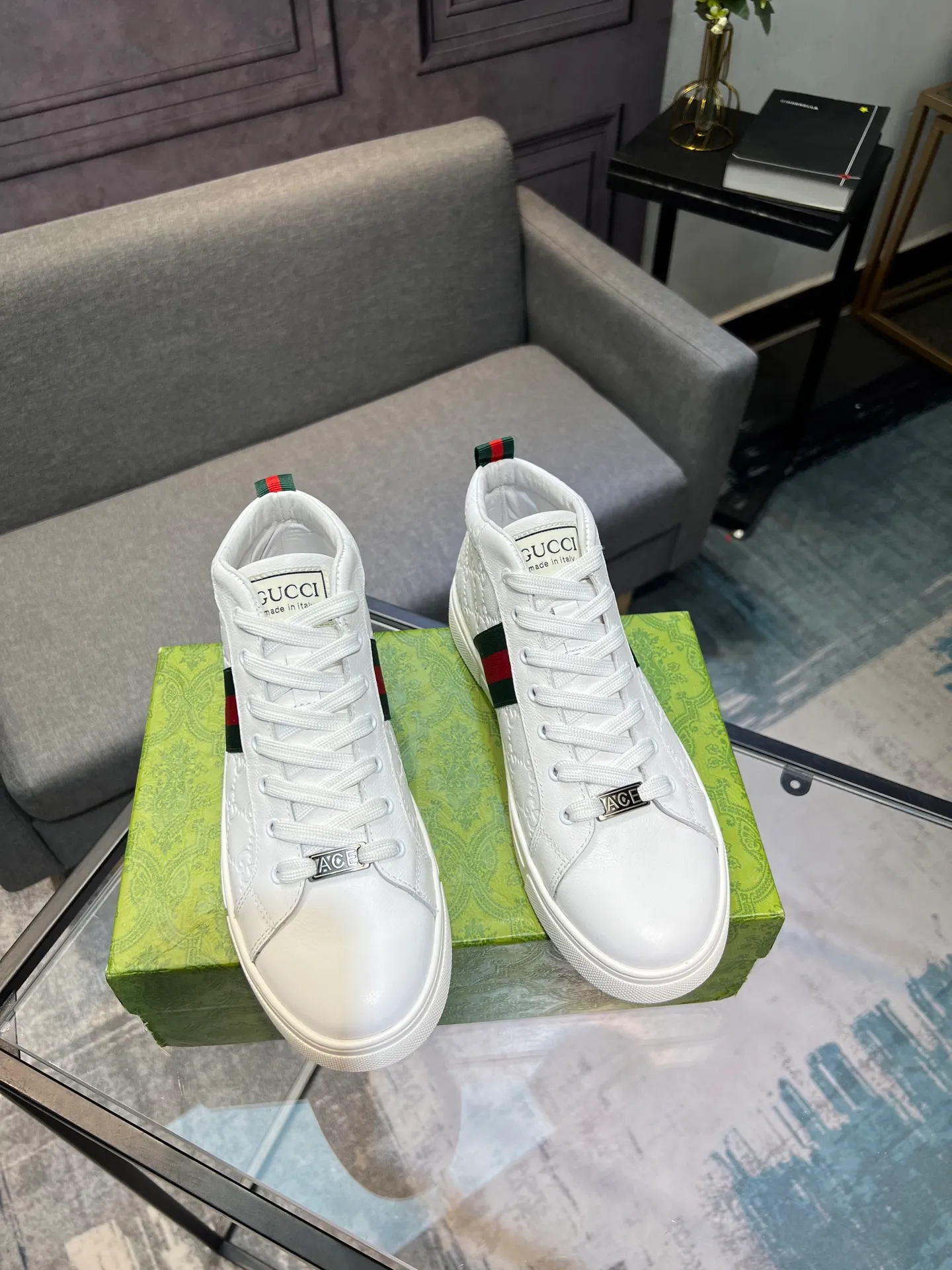 Men's men's shoes 💰460 The new high-top GUCCI (Gucci) counters are launched simultaneously. The new men's shoes, 😘fabrics are selected from imported cowhide, and the lining is sheepskin lining. 👍🏿 High-end ☄️ air-cushion molded anti-slip rubber outsole, exquisite lines, simple and elegant, comfortable and high-end for leisure travel. Code number: 38 to 44 (45 can be customized and cannot be returned or exchanged)